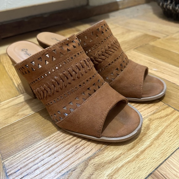 Brown suede heel - Picture 3 of 7